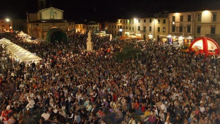 L’Associazione Senza Tempo fa rivivere l’evento saltato lo scorso anno a causa dell’inizio dei lavori per il rifacimento di piazza Giuseppe Giusti. L’Associazione Senza Tempo fa rivivere l’evento saltato lo scorso anno a causa dell’inizio dei lavori per il rifacimento di piazza Giuseppe Giusti.