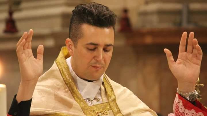 droga e festini in parrocchia accordo trovato l ex prete restituirà i soldi ai fedeli