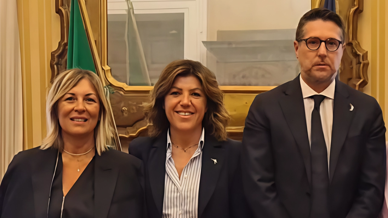 Da sinistra, Giordana Giordini, Tiziana Nisini e Nicola Molteni. Da dicembre ci saranno quindici poliziotti in più a vigilare e controllare le aziende orafe Da sinistra, Giordana Giordini, Tiziana Nisini e Nicola Molteni. Da dicembre ci saranno quindici poliziotti in più a vigilare e controllare le aziende orafe