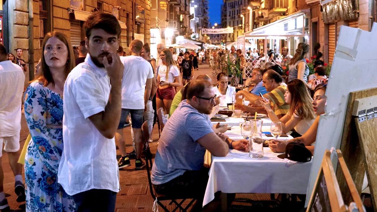 Una serata nelle vie del centro storico della Spezia. Gli esercenti hanno registrato un calo del trenta per cento (. foto d’archivio Una serata nelle vie del centro storico della Spezia. Gli esercenti hanno registrato un calo del trenta per cento (. foto d’archivio