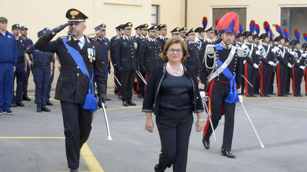 Il prefetto Paola Berardino accompagnata dal colonnello Sebastiano Arena Il prefetto Paola Berardino accompagnata dal colonnello Sebastiano Arena