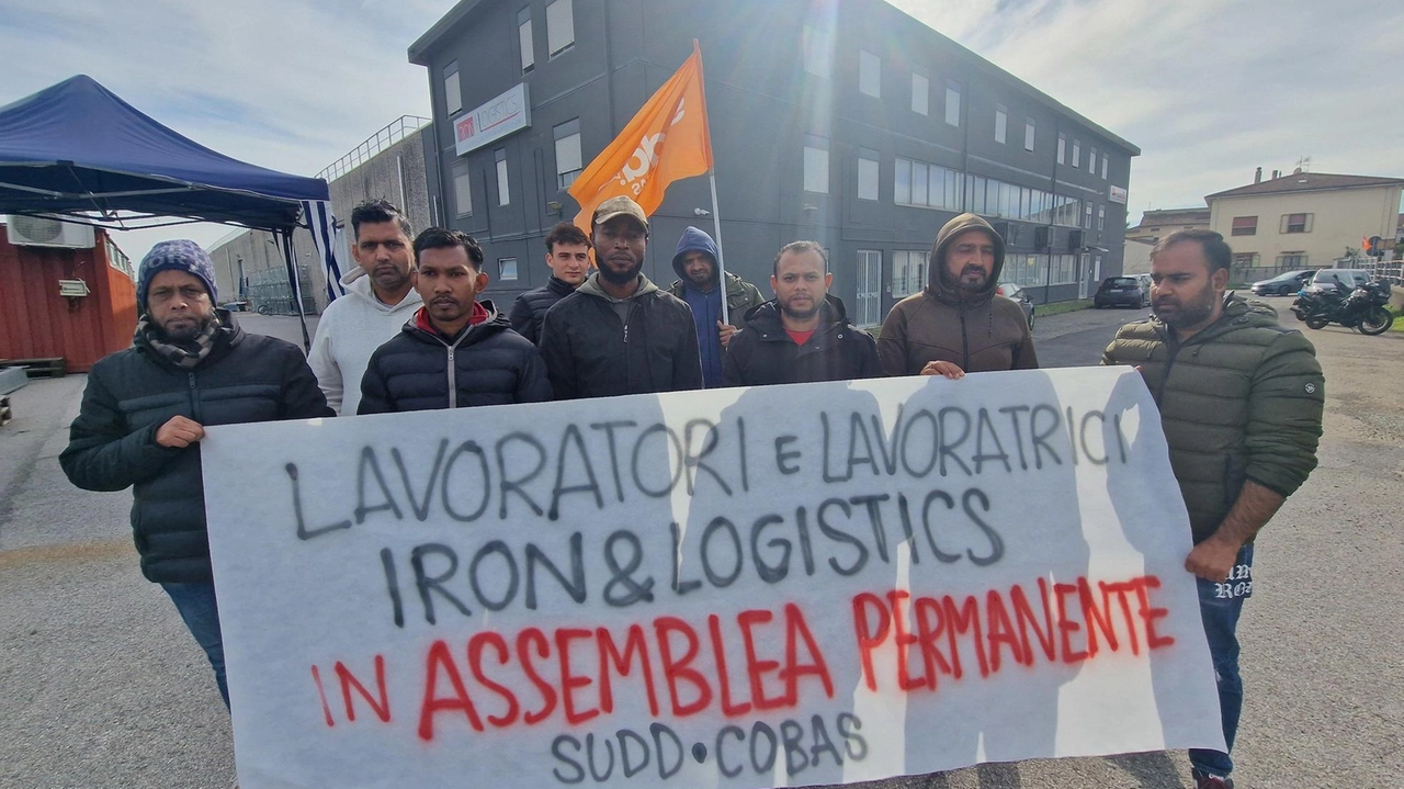 Gli obiettivi: evitare lo smantellamento della fabbrica e ottenere gli ammortizzatori sociali. La denuncia: un debito di quasi un milione di euro. E c’è un tesoretto non presente sui conti. Gli obiettivi: evitare lo smantellamento della fabbrica e ottenere gli ammortizzatori sociali. La denuncia: un debito di quasi un milione di euro. E c’è un tesoretto non presente sui conti.