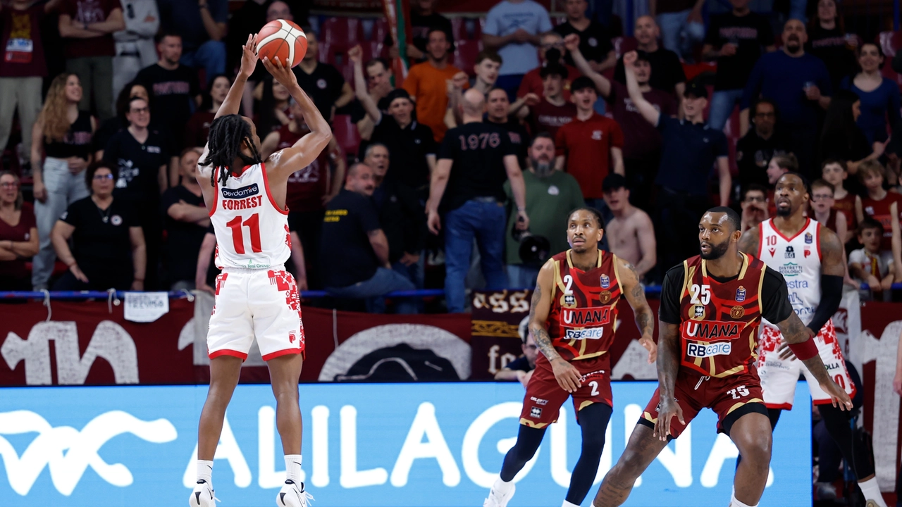 Basket serie A, impresa dell’Estra a Venezia. Salvezza, la corsa è ancora aperta