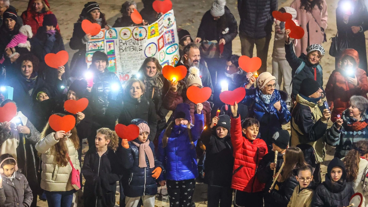 Un momento del flash mob contro l’accorpamento (Gasperini/FotoGermogli) Un momento del flash mob contro l’accorpamento (Gasperini/FotoGermogli)