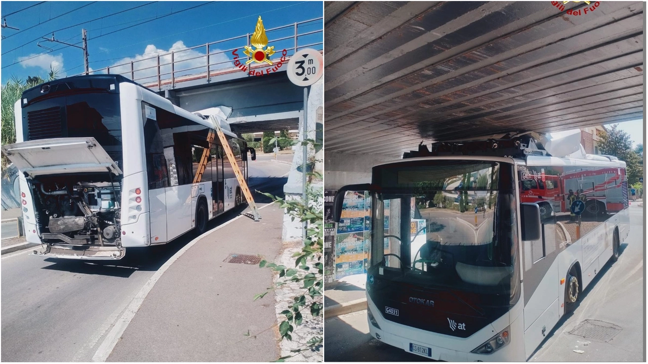 Due immagini dell'autobus rimasto incastrato nel sottopasso ferroviario a Grosseto Due immagini dell'autobus rimasto incastrato nel sottopasso ferroviario a Grosseto
