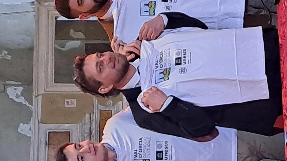 Alcuni giovani con i sindaci. Luca Rossi e. Marco Bartoli