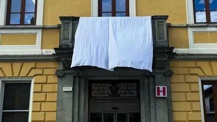 Il «Petrocchi» chiede che sia. esposto. a scuola un lenzuolo bianco con la scritta ’Un sudario per Gaza’ Il «Petrocchi» chiede che sia. esposto. a scuola un lenzuolo bianco con la scritta ’Un sudario per Gaza’