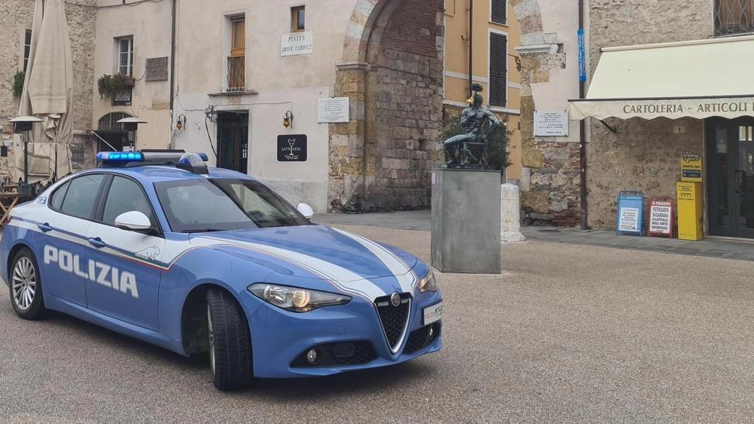 Una pattuglia della Polizia di Forte dei Marmi nella zona di piazza Carducci Una pattuglia della Polizia di Forte dei Marmi nella zona di piazza Carducci