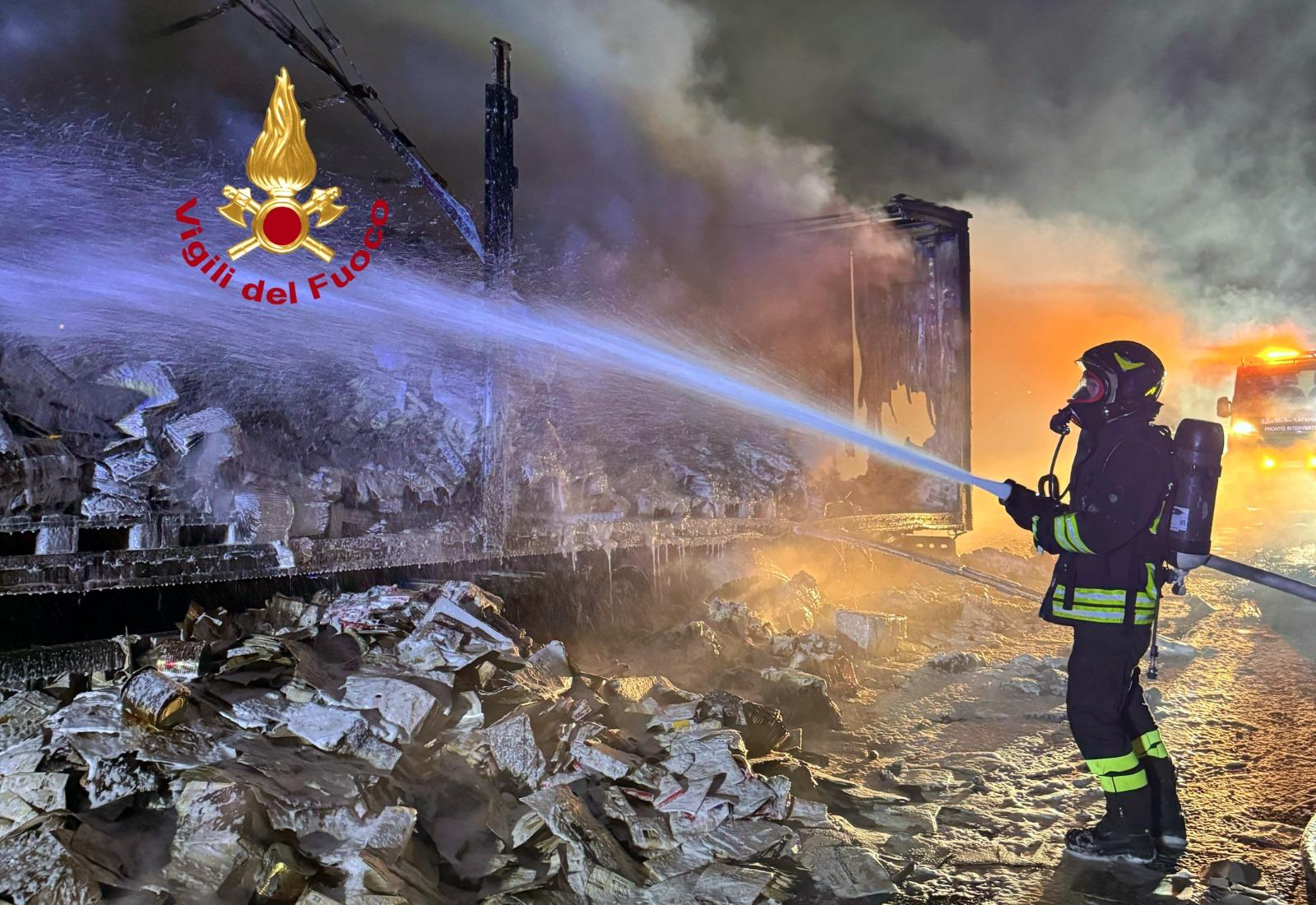 tir in fiamme sulla a1 chiuso per ore tratto dell8217autostrada del sole