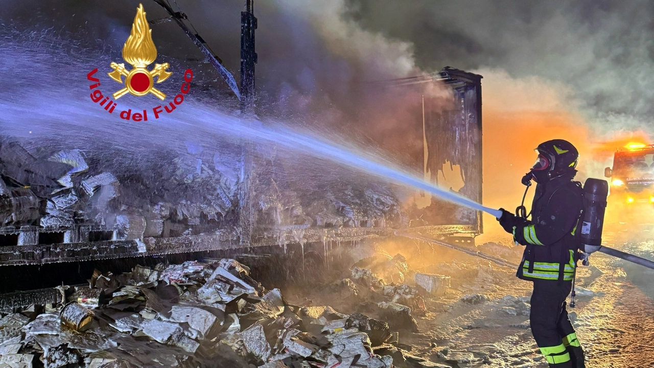 L'intervento dei vigili del fuoco sull'autostrada L'intervento dei vigili del fuoco sull'autostrada