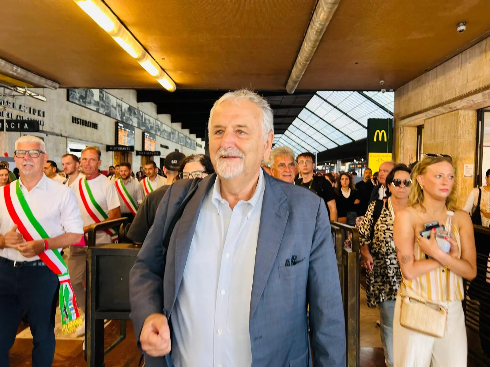 Flash-mob dei sindaci del Valdarno aretino e fiorentino a fianco dei pendolari della vallata