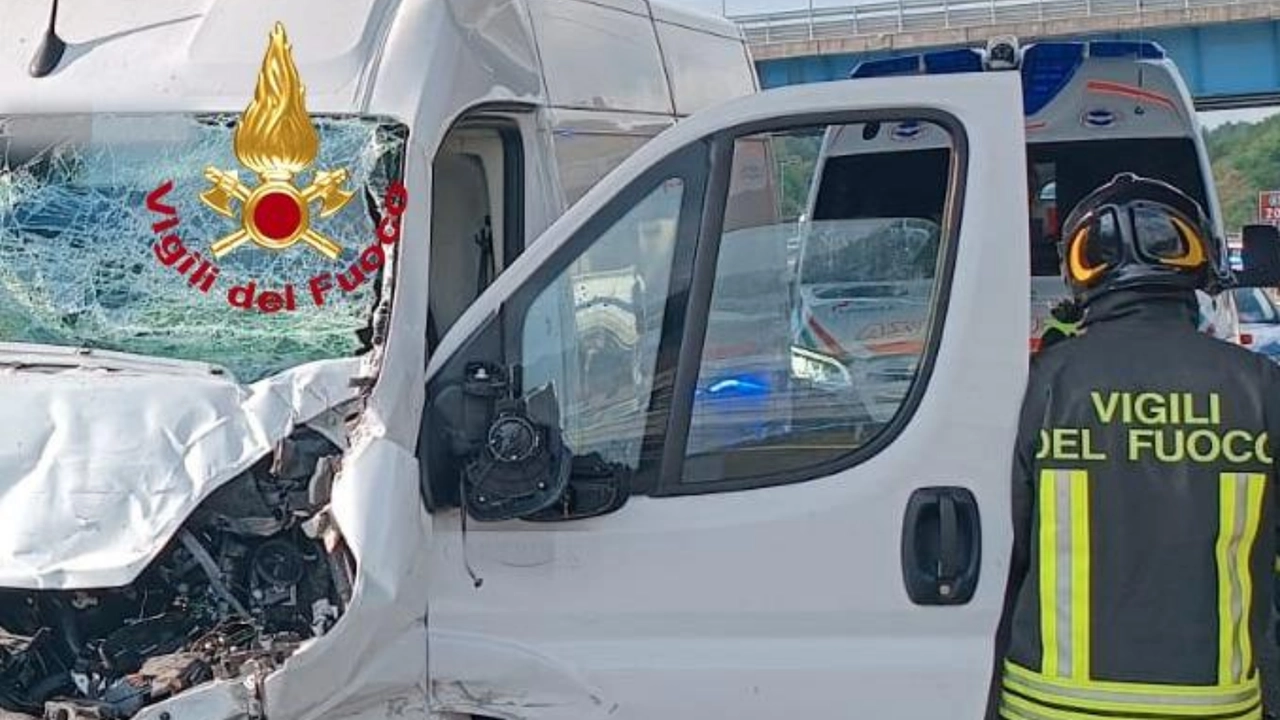 Il furgone semidistrutto e i soccorsi sul luogo dell'incidente