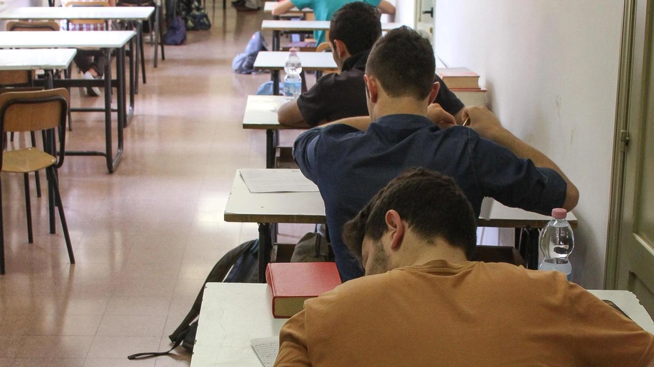 Dopo lo scritto di italiano, oggi seconda prova per ottomila studenti umbri. Ecco le impressioni dei ragazzi del liceo Mariotti e dello scientifico Alessi di Perugia. Dopo lo scritto di italiano, oggi seconda prova per ottomila studenti umbri. Ecco le impressioni dei ragazzi del liceo Mariotti e dello scientifico Alessi di Perugia.