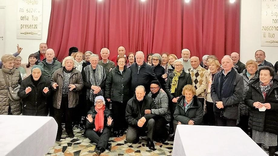 Don Mario Amadi attorniato dai suoi ex parrocchiani dei Quercioli Don Mario Amadi attorniato dai suoi ex parrocchiani dei Quercioli