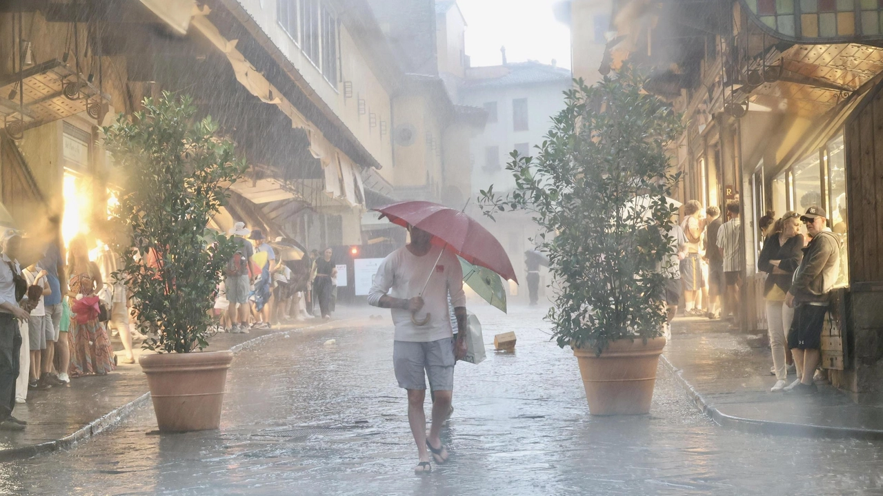 Il temporale ha colto di sorpresa fiorentini e turisti a metà pomeriggio. Qui siamo sul Ponte Vecchio