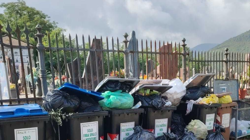 Cimitero come una discarica. Torna il degrado a San Ginese. Ignorato l’appello del parroco Cimitero come una discarica. Torna il degrado a San Ginese. Ignorato l’appello del parroco
