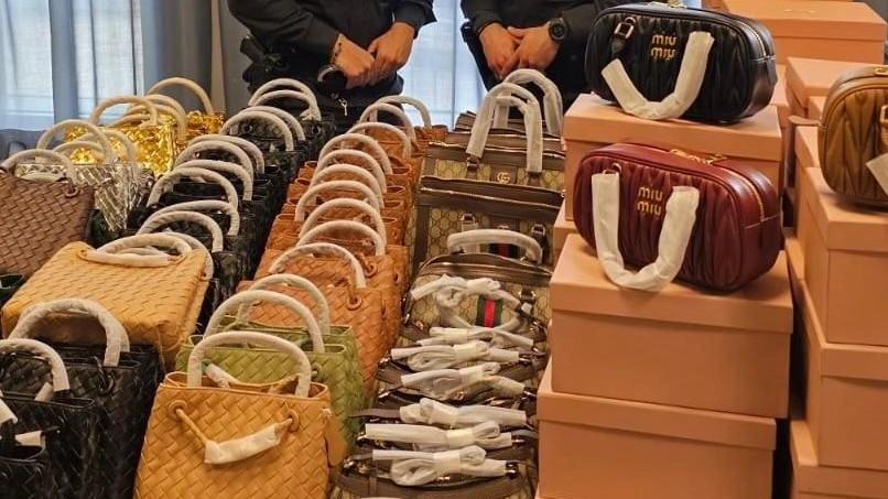 Alcuni dei capi contraffatti sequestrati Alcuni dei capi contraffatti sequestrati