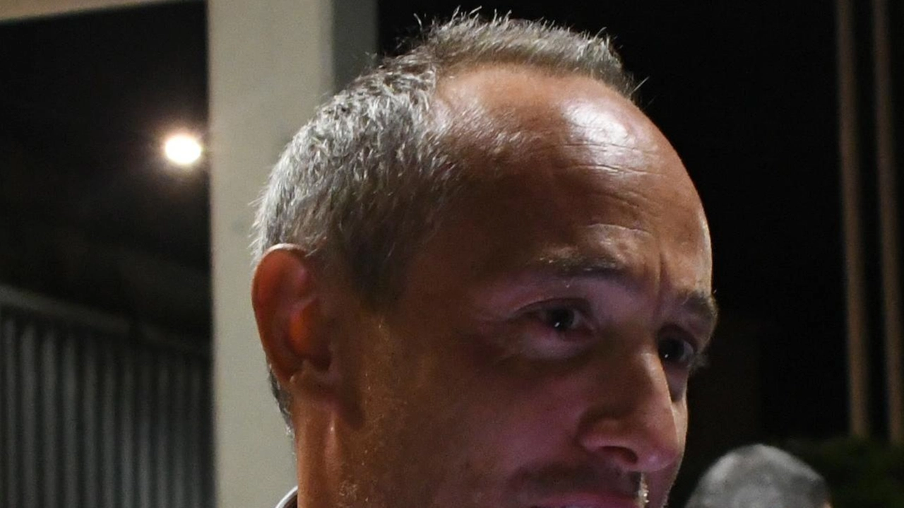 Il coordinatore provinciale di Fratelli d’Italia, Marco Guidi, e il capogruppo Massimiliano Manuel partecipano alla manifestazione a Carrara in sostegno alla protesta dei cittadini contro il fallimento della sanità toscana attribuito al Partito Democratico. Si chiede di investire sulle strutture esistenti anziché su nuove costruzioni. Michela Pinelli critica il degrado dei distretti e invita alla solidarietà cittadina. Il coordinatore provinciale di Fratelli d’Italia, Marco Guidi, e il capogruppo Massimiliano Manuel partecipano alla manifestazione a Carrara in sostegno alla protesta dei cittadini contro il fallimento della sanità toscana attribuito al Partito Democratico. Si chiede di investire sulle strutture esistenti anziché su nuove costruzioni. Michela Pinelli critica il degrado dei distretti e invita alla solidarietà cittadina.