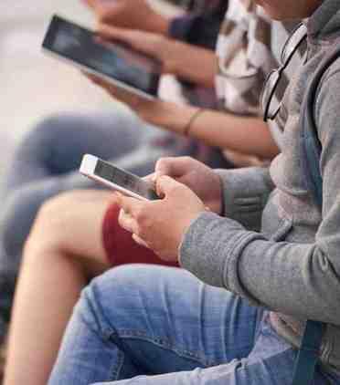 "No al cellulare in classe. Il divieto oggi necessario" "No al cellulare in classe. Il divieto oggi necessario"