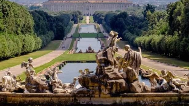 La Reggia di Caserta disegnata per i Borbone da Luigi Vanvitelli: sotto lo studioso Carlo Francini mentre riceve il premio ’Centurione’ . A lui si deve la scoperta della genealogia di Luigi Vanvitelli La Reggia di Caserta disegnata per i Borbone da Luigi Vanvitelli: sotto lo studioso Carlo Francini mentre riceve il premio ’Centurione’ . A lui si deve la scoperta della genealogia di Luigi Vanvitelli