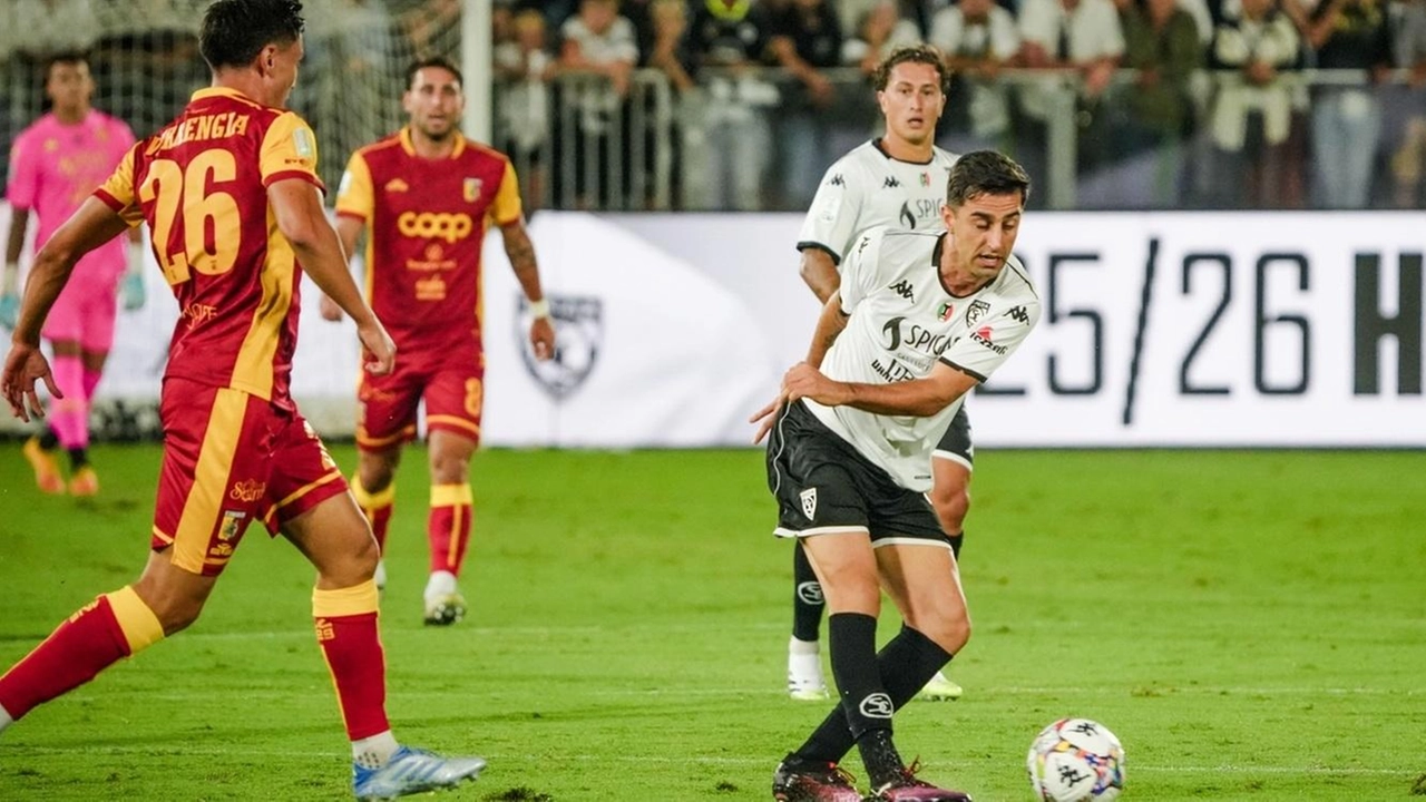 Lo 0-0 con il Catanzaro muove la classifica e fa intravedere qualche spiraglio di luce, nonostante la miglior condizione atletica... Lo 0-0 con il Catanzaro muove la classifica e fa intravedere qualche spiraglio di luce, nonostante la miglior condizione atletica...