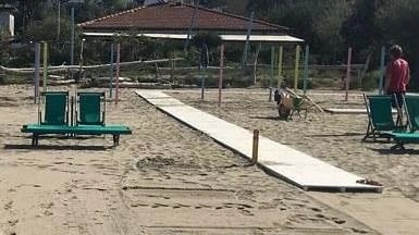 La spiaggia comunale Le Dune di Ponente è stata oggetto di bando di affidamento come quella di Levante. Ancora non è ufficializzata la nuova gestione La spiaggia comunale Le Dune di Ponente è stata oggetto di bando di affidamento come quella di Levante. Ancora non è ufficializzata la nuova gestione