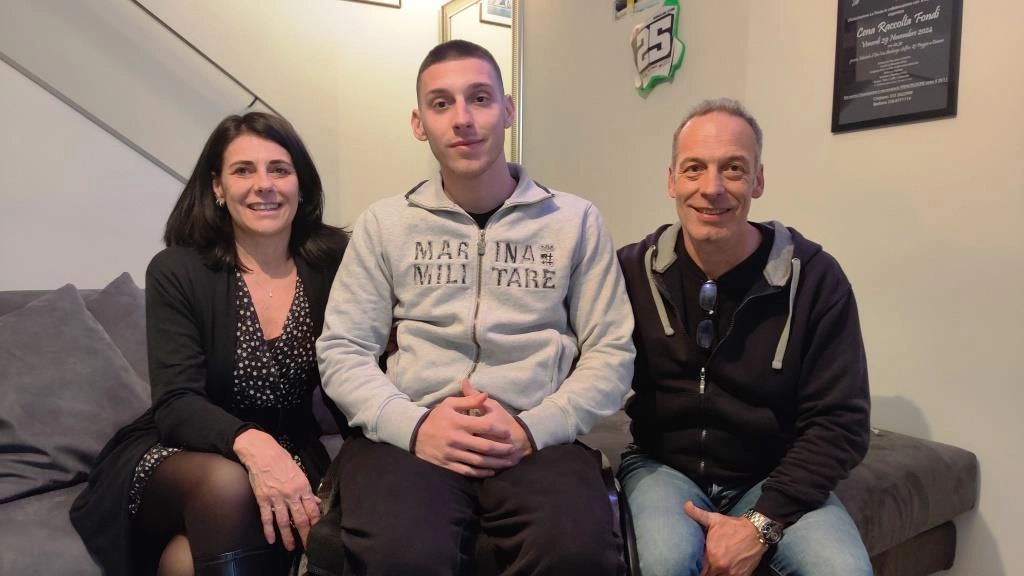Ettore Biancalani nella sua casa di Quarrata riadattata per potergli consentire di muoversi meglio. con la carrozzina Qui è insieme ai suoi genitori, Barbara e Cosimo che lo seguono costantemente Ettore Biancalani nella sua casa di Quarrata riadattata per potergli consentire di muoversi meglio. con la carrozzina Qui è insieme ai suoi genitori, Barbara e Cosimo che lo seguono costantemente