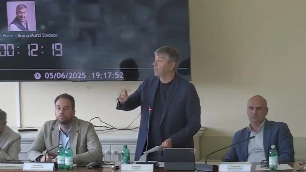 Il sindaco Bruno Murzi è intervenuto con veemenza sull’argomento della spiaggia