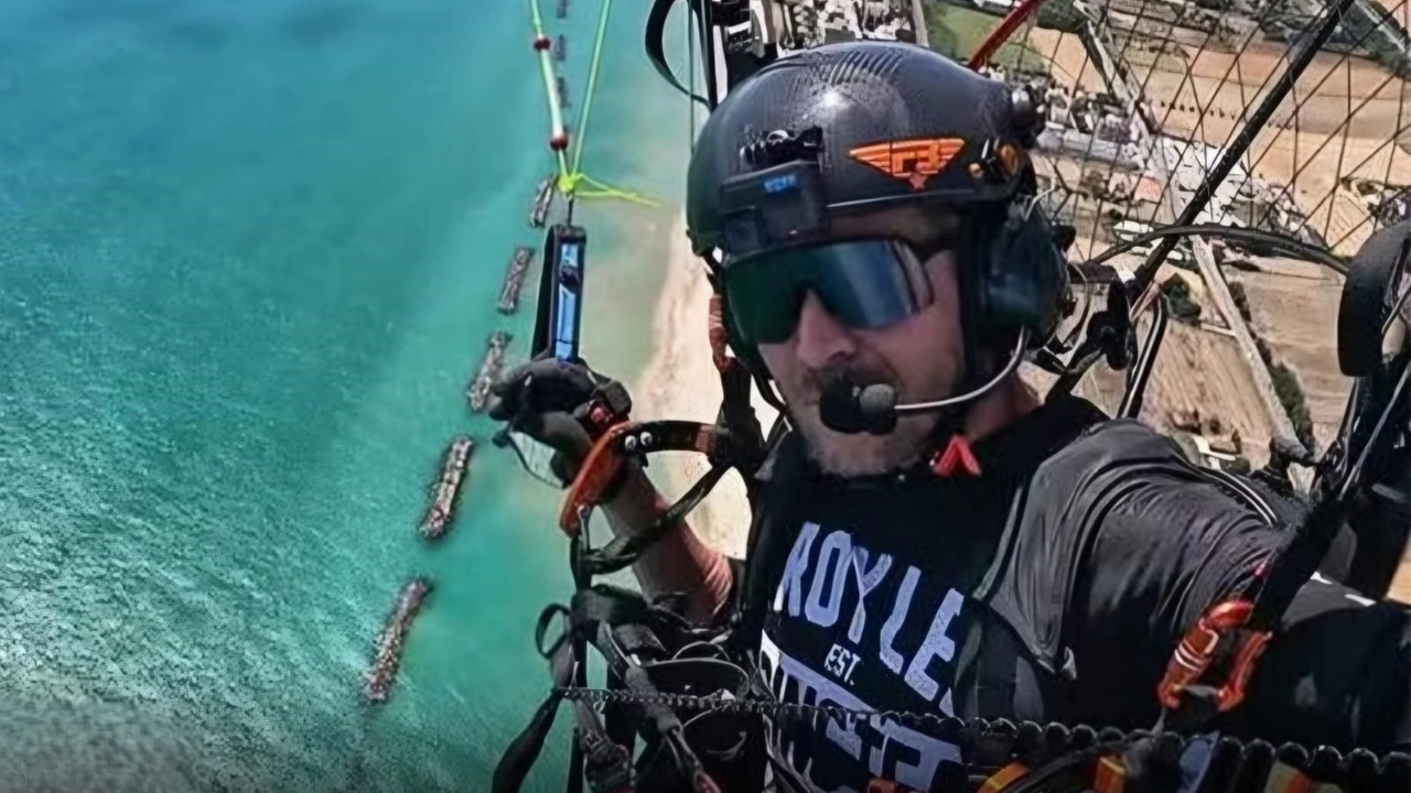 Il base jumper Felix Baumgartner precipita con il deltaplano a motore e muore /