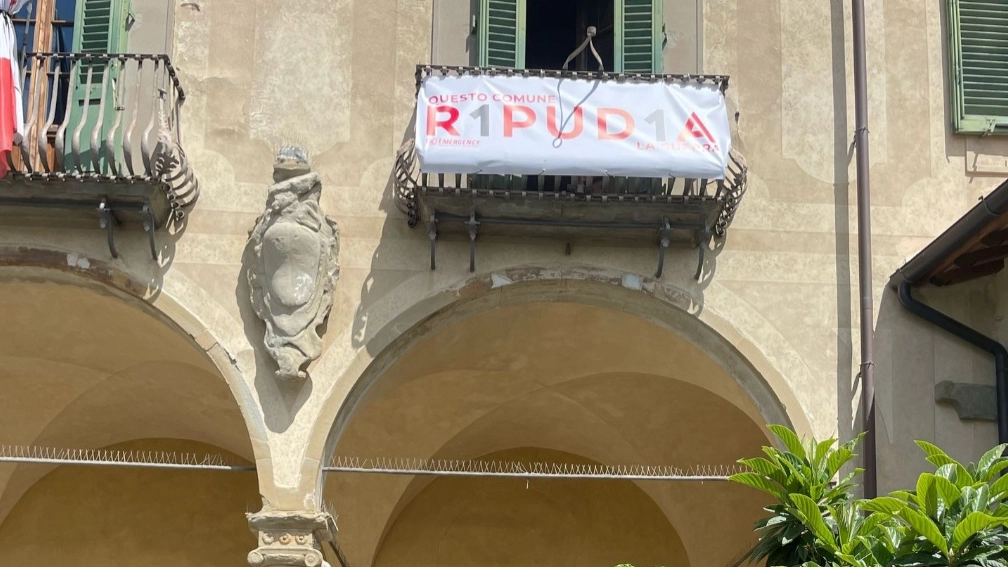 Firenze, lo striscione 'R1pud1a' contro la guerra su Villa Vogel
