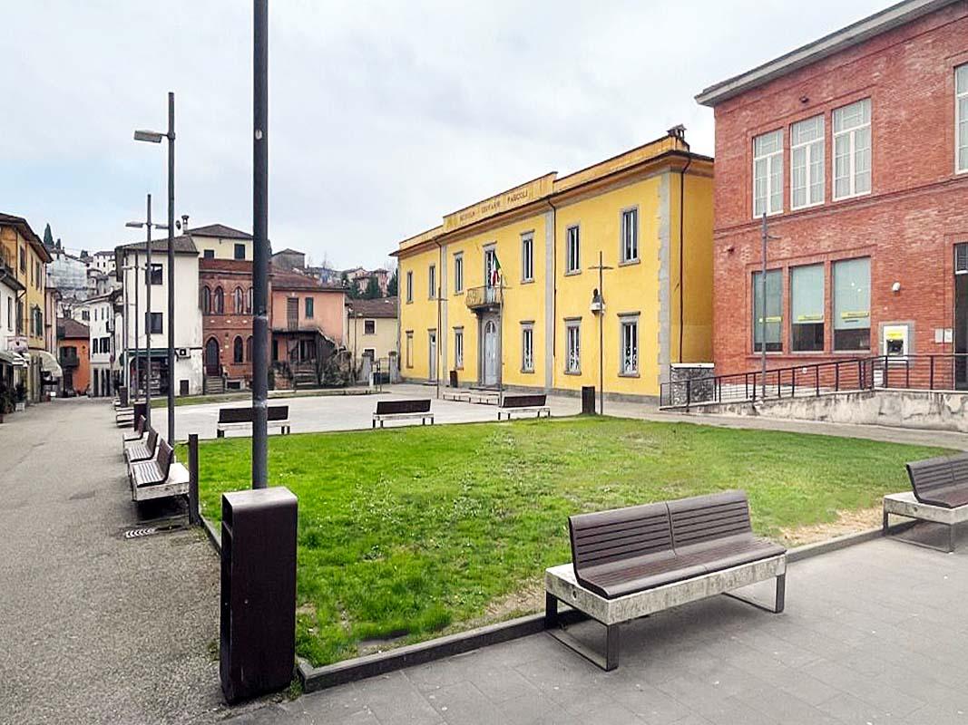 Stop al calcio in piazza, Barga vieta le partite di pallone tra i ragazzi Stop al calcio in piazza, Barga vieta le partite di pallone tra i ragazzi