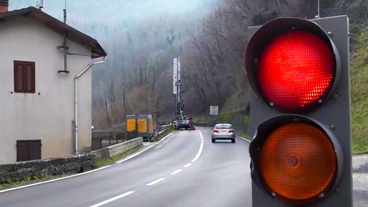 L’impianto semaforico che regola il senso unico alternato sulla strada regionale 445 in Garfagnana in località Molinetto L’impianto semaforico che regola il senso unico alternato sulla strada regionale 445 in Garfagnana in località Molinetto