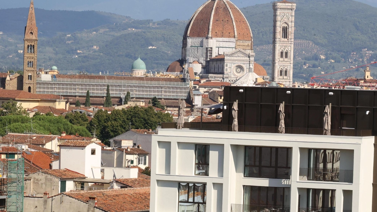 Il «cubo» bianco e nero che svetta in cima al palazzo ultramoderno costruito al posto dell’ex teatro comunale in pieno centro a Firenze Il «cubo» bianco e nero che svetta in cima al palazzo ultramoderno costruito al posto dell’ex teatro comunale in pieno centro a Firenze