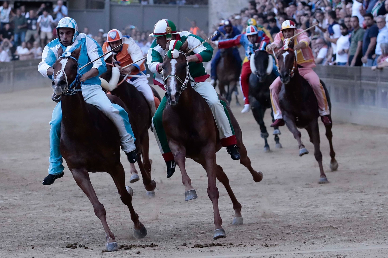 Palio, il sorpasso dell'Onda (Foto Lazzeroni)