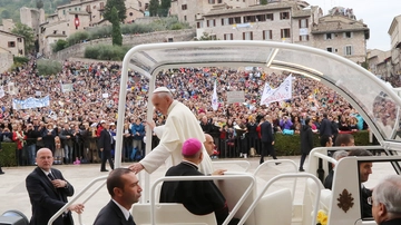 Assisi, preghiera silenziosa. Commozione tra i fedeli: “Speravamo di rivederlo nella città del Poverello”