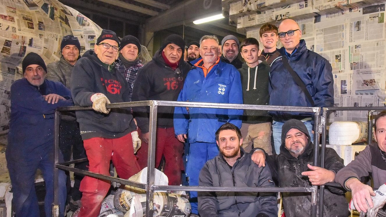Il rione rossoblù punta sulla creatura fantastica che aveva il compito di proteggere qualcosa di prezioso. Sassara: "Ci chiudiamo in una corazza per isolarci dagli altri. Ma dentro abbiamo cuori fragili". Il rione rossoblù punta sulla creatura fantastica che aveva il compito di proteggere qualcosa di prezioso. Sassara: "Ci chiudiamo in una corazza per isolarci dagli altri. Ma dentro abbiamo cuori fragili".