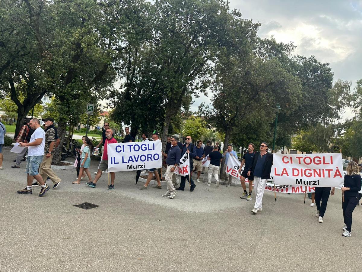 taglio delle feste in spiaggia a forte dei marmi protesta davanti al sindaco murzi