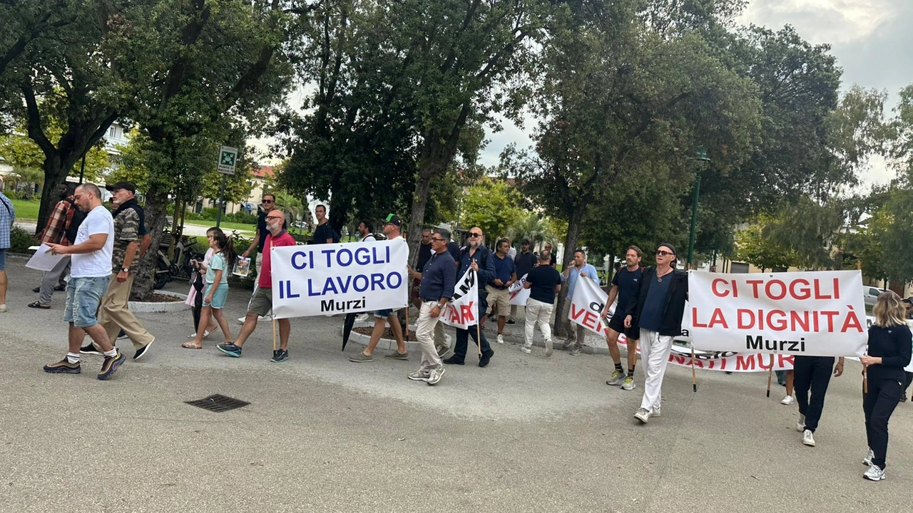Un momento della protesta contro il taglio delle feste in spiaggia andata in scena a Forte dei Marmi