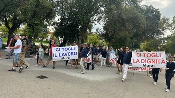 Taglio delle feste in spiaggia a Forte dei Marmi, protesta davanti al sindaco Murzi