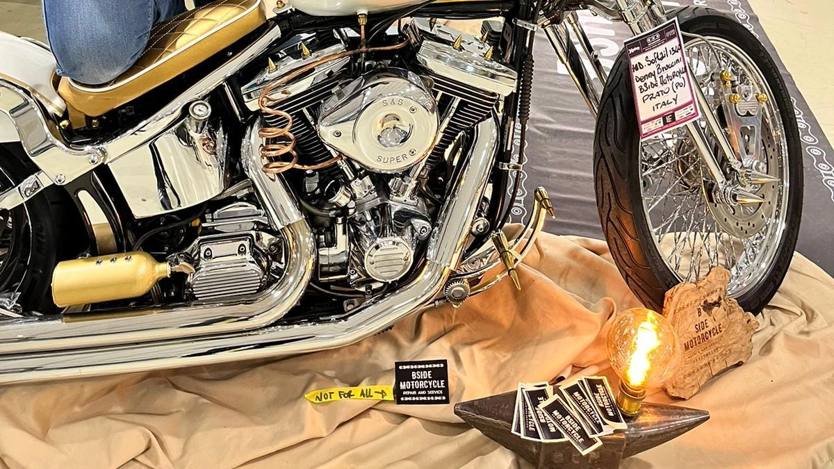 La passione. è stata tramandata a Denny dal babbo Alfio. Eccolo qui con una delle sue numerose creazioni con le Harley La passione. è stata tramandata a Denny dal babbo Alfio. Eccolo qui con una delle sue numerose creazioni con le Harley