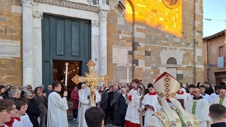 Volterra è tornata ad essere capitale di un vasto territorio, con centinaia di pellegrini giunti all’inaugurazione dell’Anno Santo, domenica... Volterra è tornata ad essere capitale di un vasto territorio, con centinaia di pellegrini giunti all’inaugurazione dell’Anno Santo, domenica...