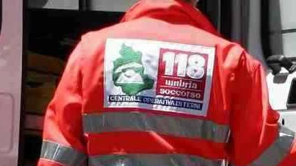 Incidente a Spoleto su via Flaminia Vecchia: scontro tra auto e furgoncino, cinque feriti lievi. Intervento di ambulanze e vigili del fuoco, strada chiusa per soccorsi. Incrocio di Collemarrozzo già noto per pericolosità. Incidente a Spoleto su via Flaminia Vecchia: scontro tra auto e furgoncino, cinque feriti lievi. Intervento di ambulanze e vigili del fuoco, strada chiusa per soccorsi. Incrocio di Collemarrozzo già noto per pericolosità.