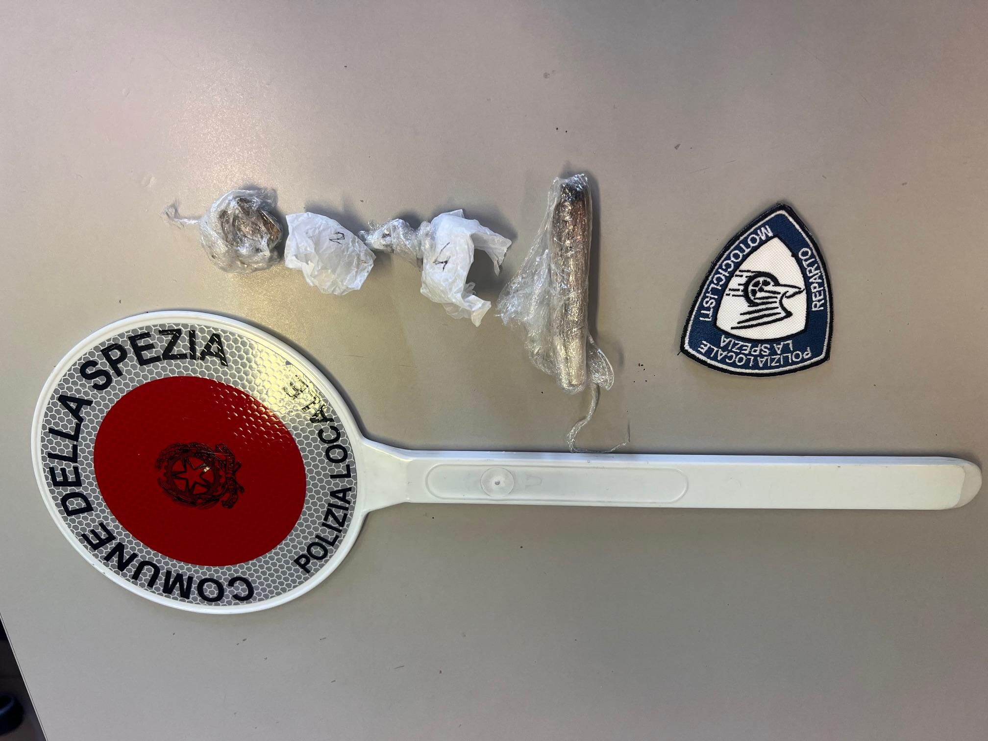 fuma marijuana mentre guida alle 11 del mattino in centro città