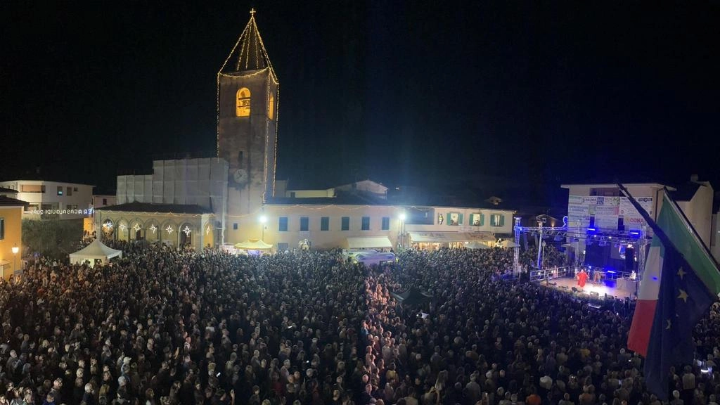 La piazza centrale di Casalguidi gremita fino all’inverosimile per il. concerto di Cristiano Malgioglio, lunedì 15 (Foto dalla pagina Fb del Comune di Serravalle) La piazza centrale di Casalguidi gremita fino all’inverosimile per il. concerto di Cristiano Malgioglio, lunedì 15 (Foto dalla pagina Fb del Comune di Serravalle)