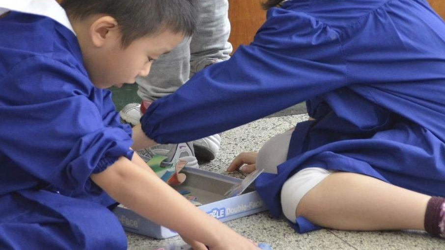 Riaperti i termini per iscriversi al servizio pre e post scuola: priorità alle famiglie con entrambi i genitori lavoratori. Anche genitori singoli possono fare richiesta. Riaperti i termini per iscriversi al servizio pre e post scuola: priorità alle famiglie con entrambi i genitori lavoratori. Anche genitori singoli possono fare richiesta.