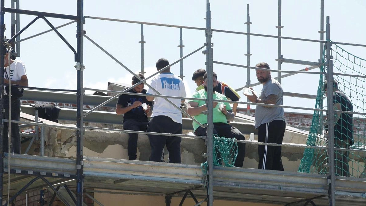 Bottiglie d’acqua e gelati. Solidarietà dai residenti