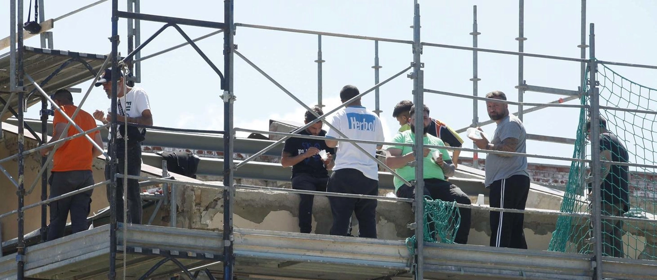 Bottiglie d’acqua e gelati. Solidarietà dai residenti