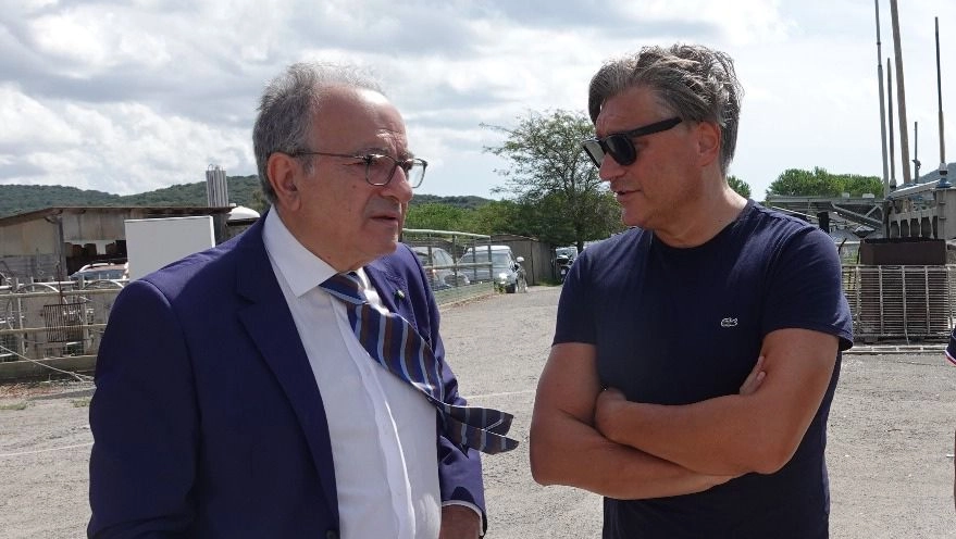 Il sindaco di Orbetello, Andrea Casamenti nella foto col commissario Il sindaco di Orbetello, Andrea Casamenti nella foto col commissario