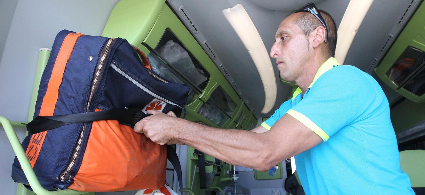 cade dal tetto della fabbrica tecnico in gravi condizioni ha ceduto un pannello
