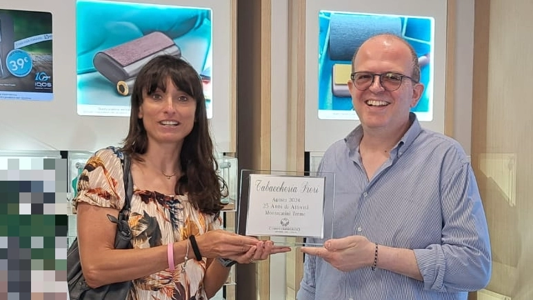 Pamela Maionchi di Confcommercio premia Nicola Pieri che ha raggiunto il traguardo di 25 anni di attività con la sua tabaccheria Pamela Maionchi di Confcommercio premia Nicola Pieri che ha raggiunto il traguardo di 25 anni di attività con la sua tabaccheria